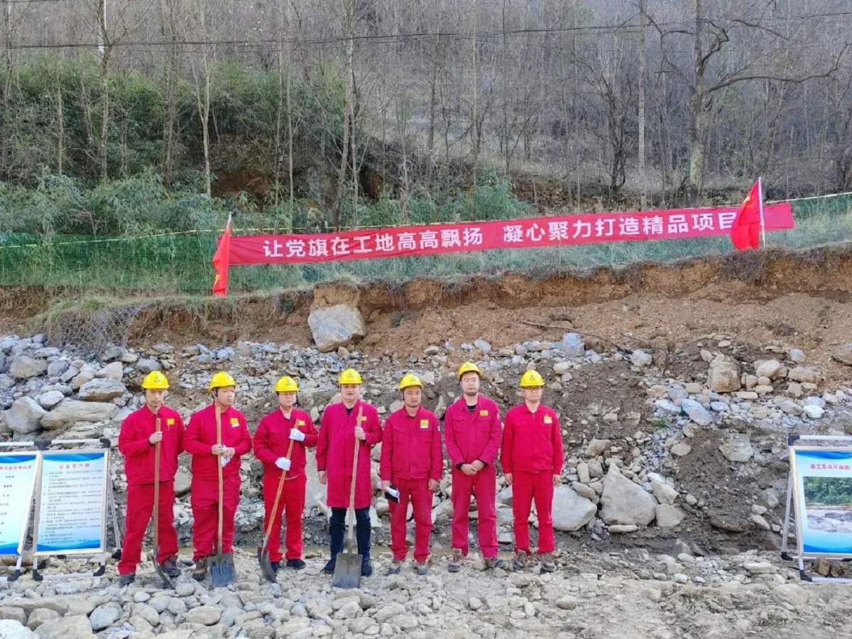 支部建在項(xiàng)目上 黨旗飄在工地上.jpg